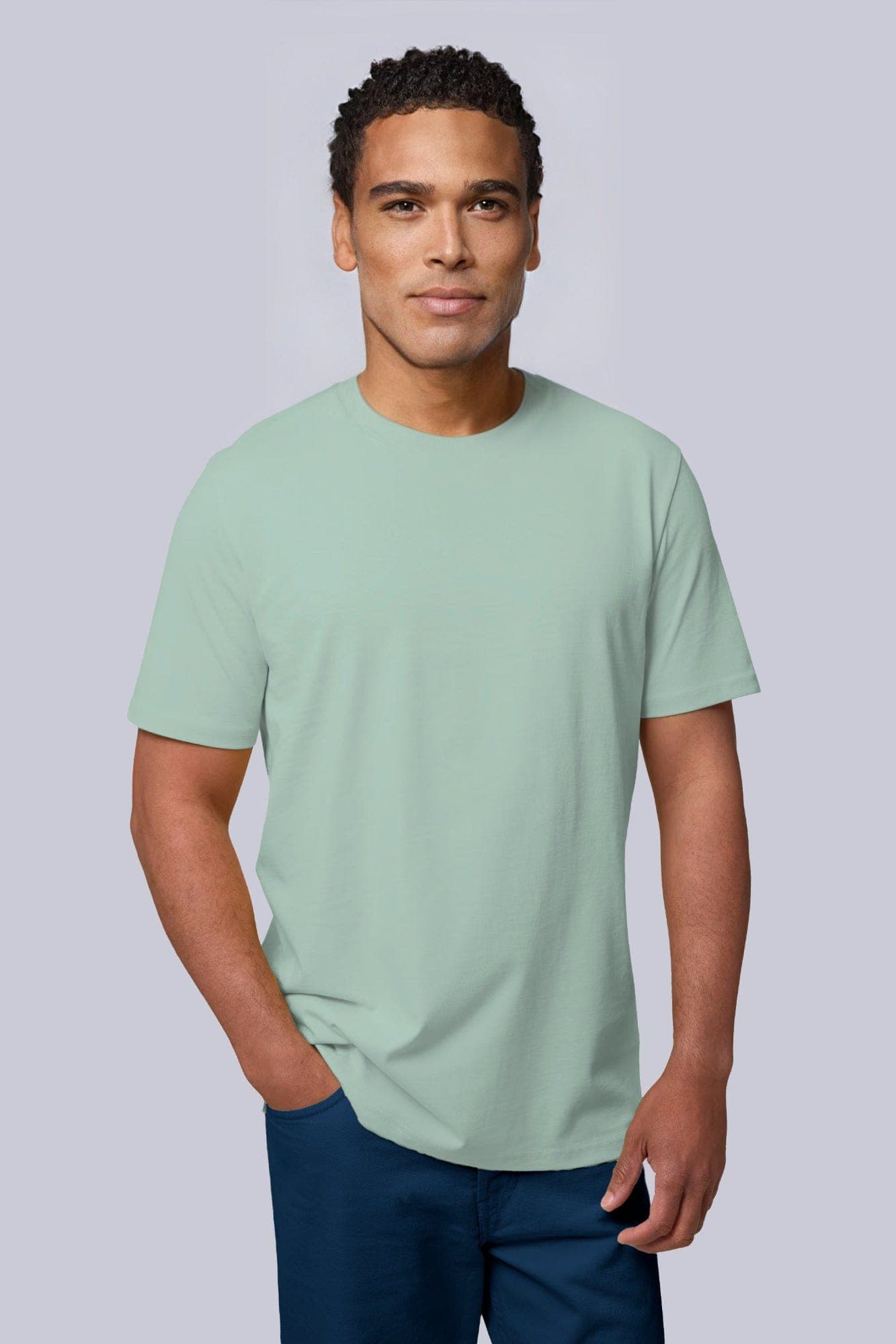 T-shirt Classica Verde salvia e aloe, indossata, vista frontale