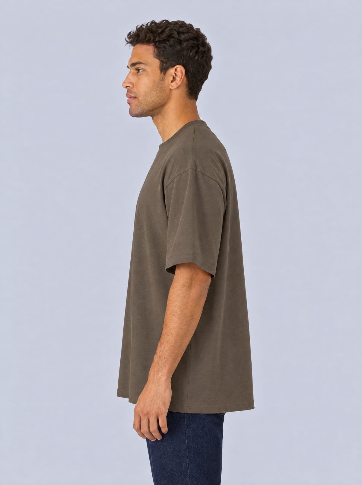 T-shirt Oversize color mocha, vista di profilo