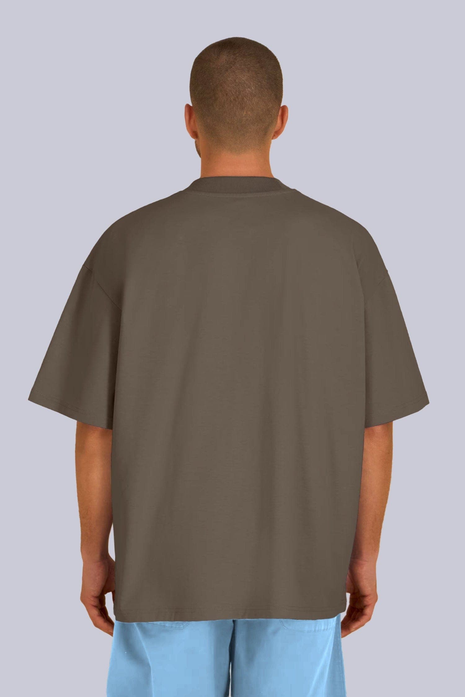 T-shirt Oversize Marrone e mocha, indossata, vista da dietro