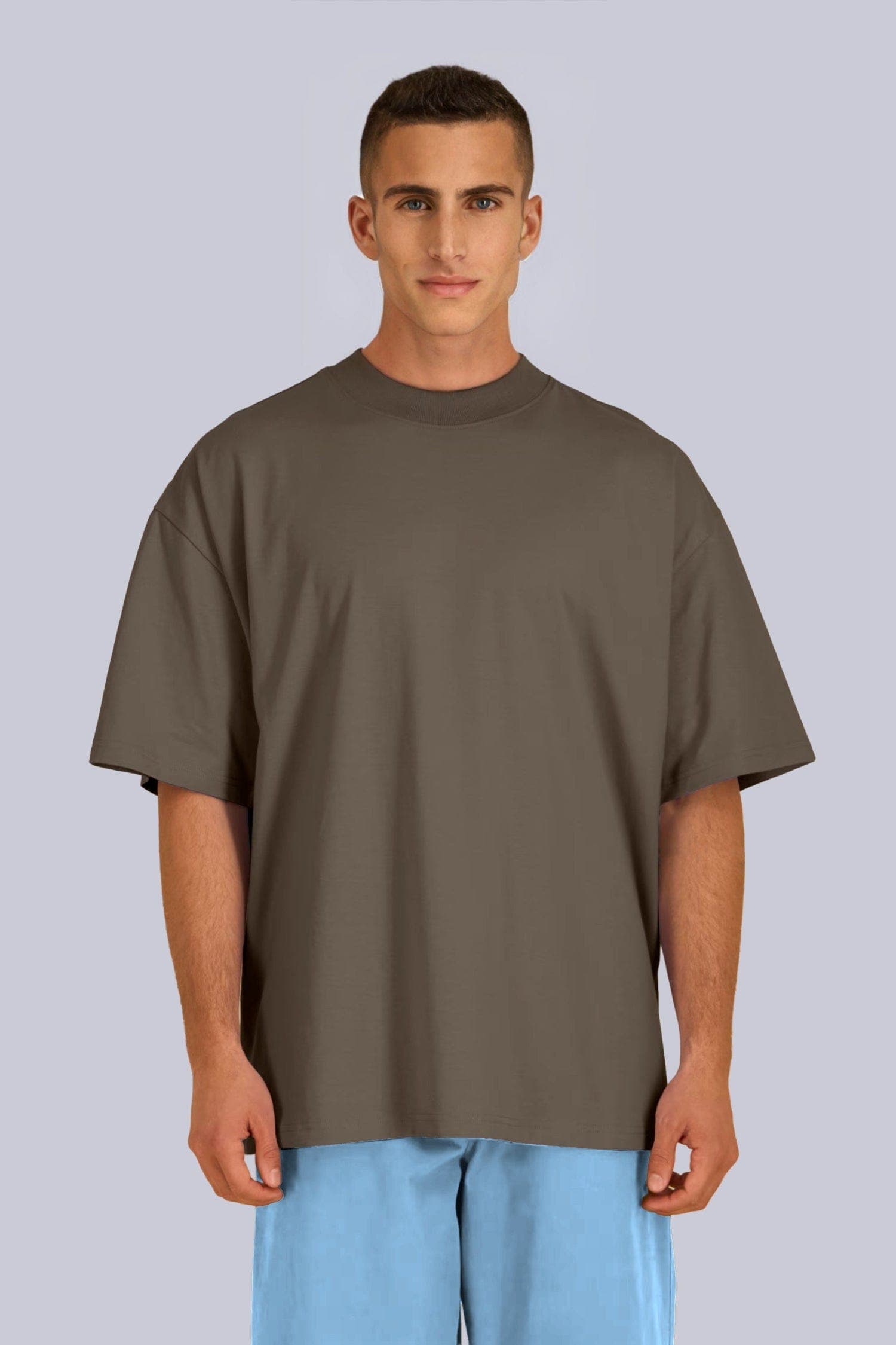 T-shirt Oversize Marrone e mocha, indossata, vista frontale